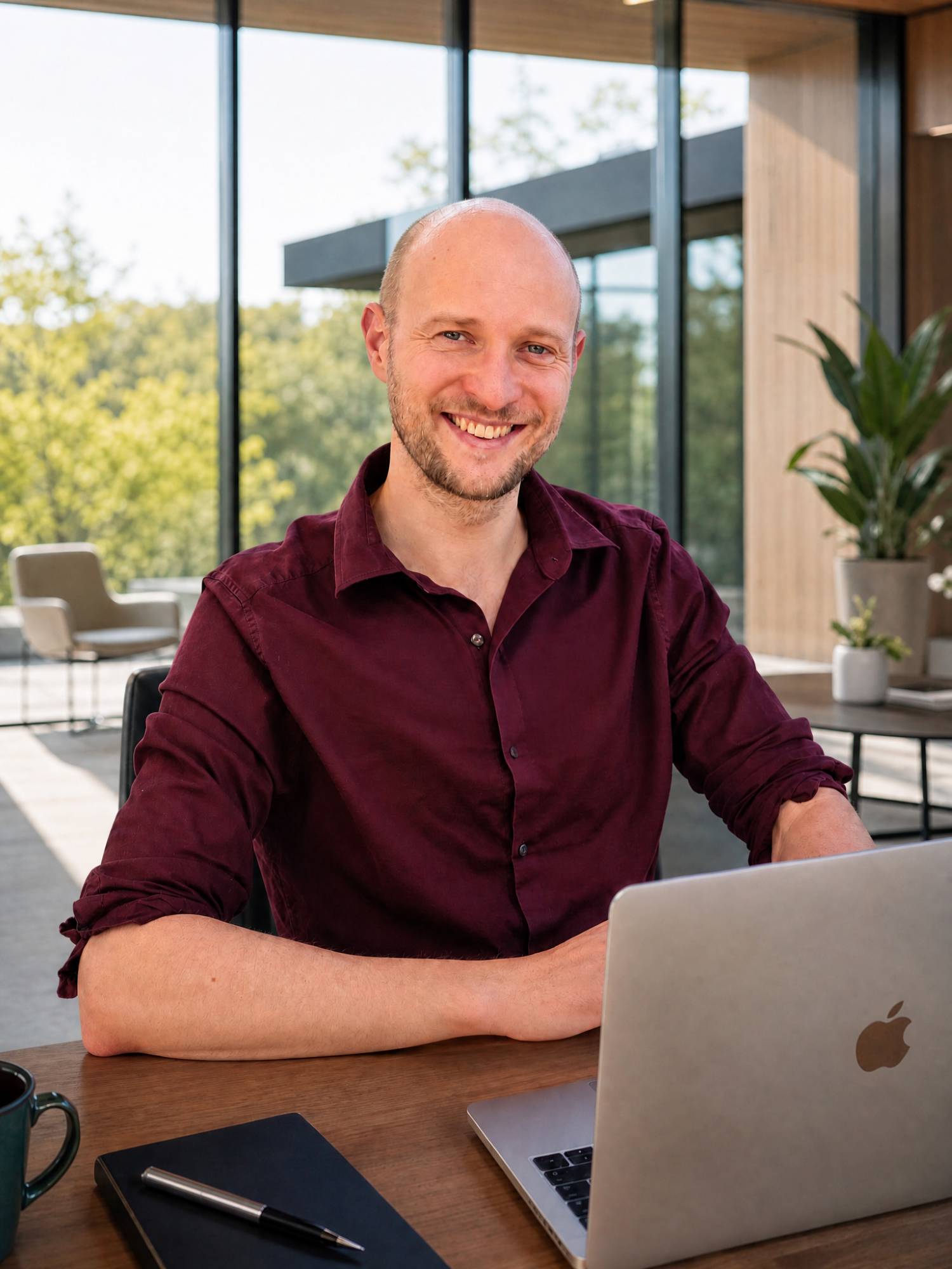 Simon Holl – Mental- & Performance-Trainer am Schreibtisch